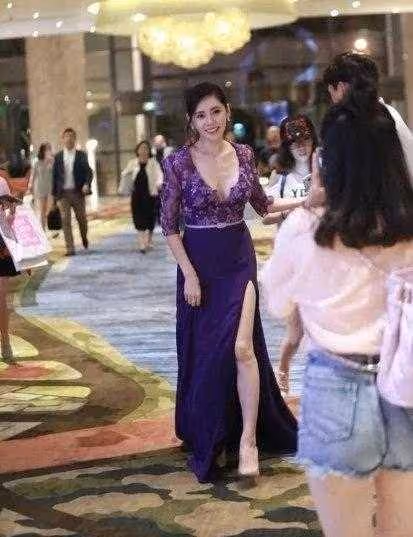 秋瓷炫貌美膚白太養眼，穿深V連衣裙秀出曼妙身姿，氣質出眾
