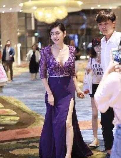 秋瓷炫貌美膚白太養眼，穿深V連衣裙秀出曼妙身姿，氣質出眾
