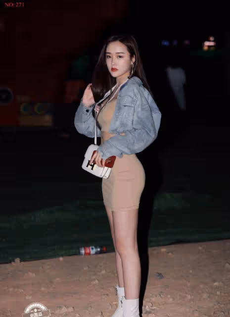 穿上貼身舒適的連衣裙挺拔有魅力，搭配出曼妙身姿，搭配靴子