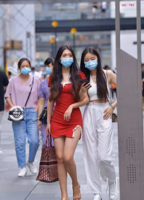 穿上貼身舒適的連衣裙挺拔有魅力，搭配出曼妙身姿，搭配靴子