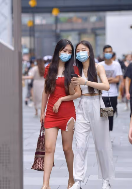 穿上貼身舒適的連衣裙挺拔有魅力，搭配出曼妙身姿，搭配靴子