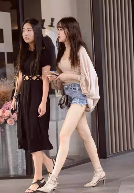淡黃色的露肩連衣裙，收腰的款式，展示出女子那曼妙的腰線
