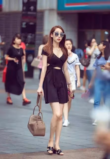 淡黃色的露肩連衣裙，收腰的款式，展示出女子那曼妙的腰線