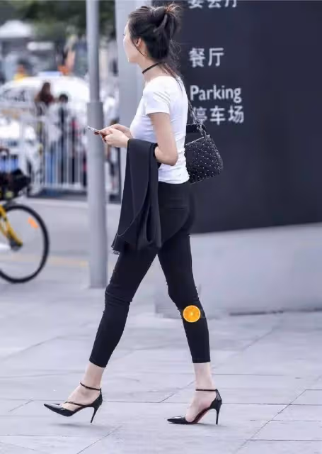 淡黃色的露肩連衣裙，收腰的款式，展示出女子那曼妙的腰線