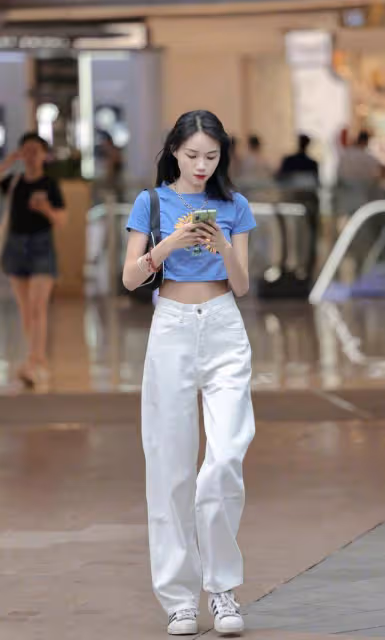 採用藍白拼色設計的連衣裙,既能穿得清爽涼快,還能展現曼妙身姿