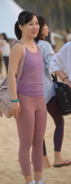 自由隨性的時尚褲裝扮不失優雅魅力，秀出曼妙身姿，溫婉氣質