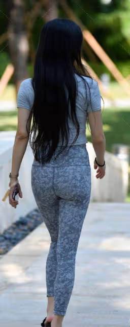 簡單搭配的時尚褲展現女人魅力氣場,讓身材曼妙多姿,吸引目光