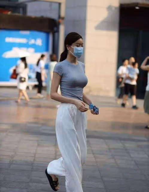 灰色T恤配白色闊腿褲,帶來更強的女神氣質,打造曼妙動人身形