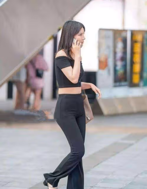 灰色T恤配白色闊腿褲,帶來更強的女神氣質,打造曼妙動人身形