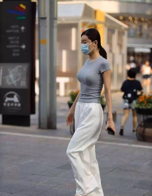 灰色T恤配白色闊腿褲,帶來更強的女神氣質,打造曼妙動人身形