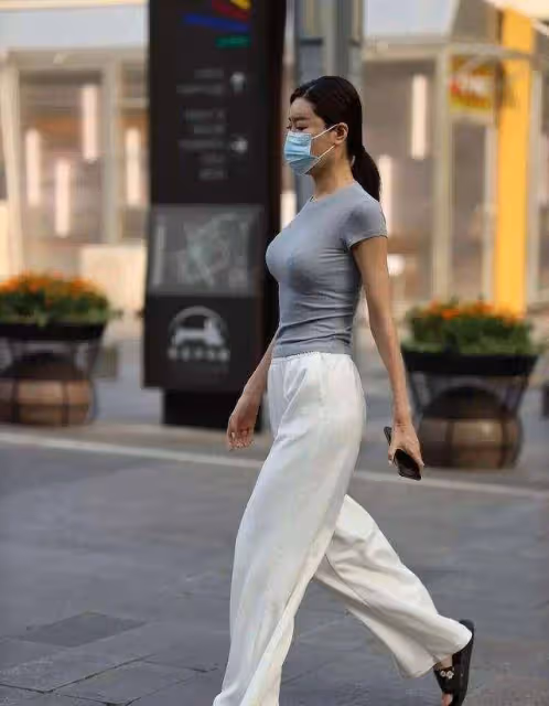 灰色T恤配白色闊腿褲,帶來更強的女神氣質,打造曼妙動人身形