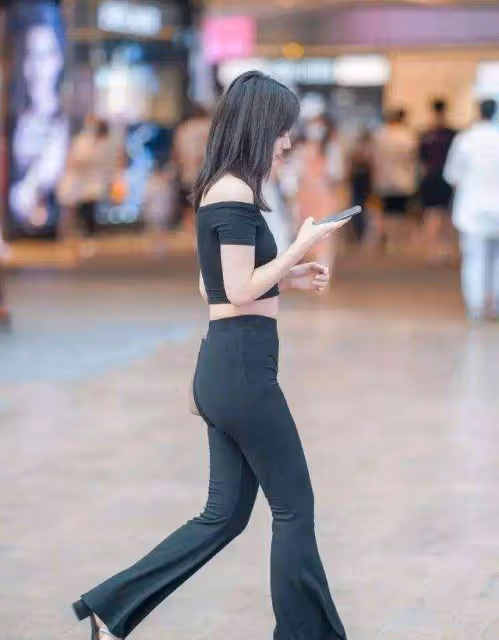 灰色T恤配白色闊腿褲,帶來更強的女神氣質,打造曼妙動人身形