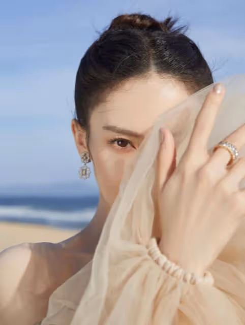 金晨的天鵝頸太美了，穿大紅裙海邊走秀，優雅身姿曼妙絕倫