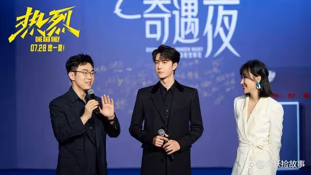 王一博亮相藍毯,穿搭帥出新高度,沒想到的小舉動如此好笑