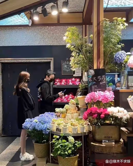 王思聰打卡虞書欣同款餐廳,兩人關係引質疑,更多細節被扒!