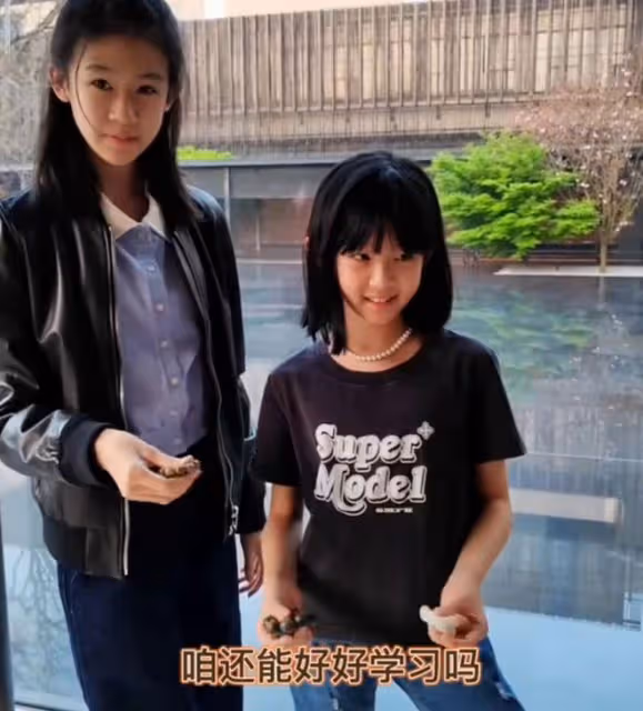 陸毅倆女兒拍雜誌,14歲貝兒身高猛躥又瘦了,胳膊長腿比妹妹還細