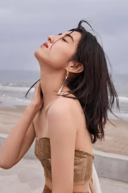 張子楓暴瘦成「大頭娃娃」,穿抹胸裙排骨胸搶鏡,造型被指太露骨