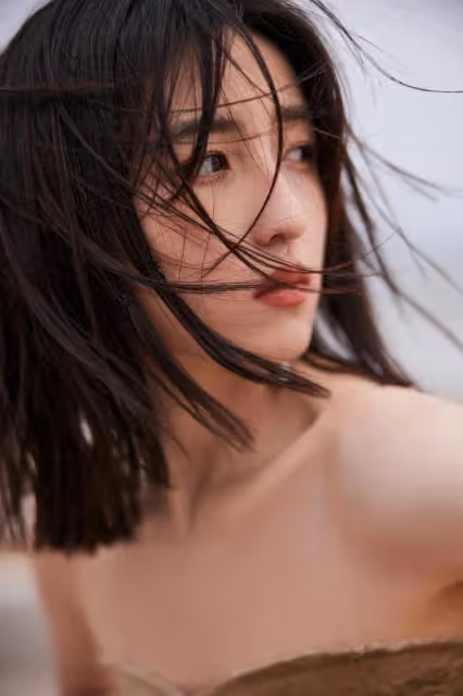 張子楓暴瘦成「大頭娃娃」,穿抹胸裙排骨胸搶鏡,造型被指太露骨