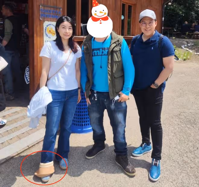 霍啟剛夫婦與司機合影主動讓C位,郭晶晶遮陽帽掛腳踝親和又可愛