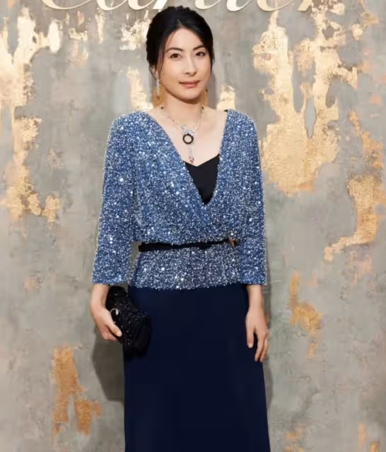 霍啟剛夫婦與司機合影主動讓C位,郭晶晶遮陽帽掛腳踝親和又可愛