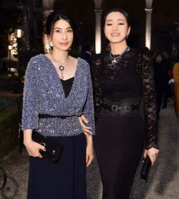 霍啟剛夫婦與司機合影主動讓C位,郭晶晶遮陽帽掛腳踝親和又可愛