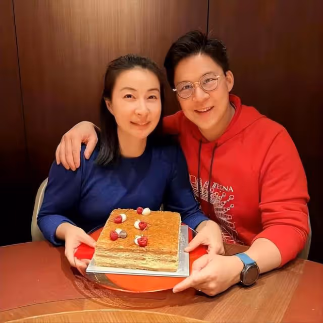 霍啟剛夫婦與司機合影主動讓C位,郭晶晶遮陽帽掛腳踝親和又可愛