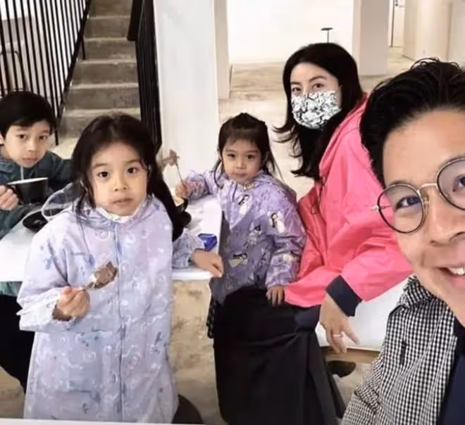 霍啟剛夫婦與司機合影主動讓C位,郭晶晶遮陽帽掛腳踝親和又可愛