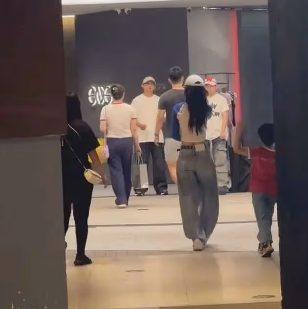 baby帶娃逛街被偶遇，6歲小海綿身高超過媽媽腰間，被贊活潑可愛