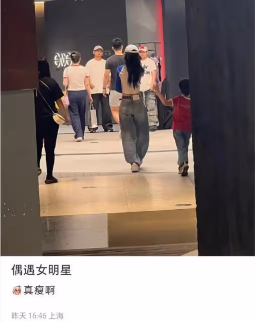 baby帶娃逛街被偶遇，6歲小海綿身高超過媽媽腰間，被贊活潑可愛