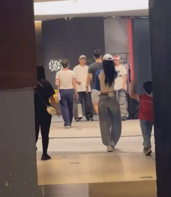 baby帶娃逛街被偶遇，6歲小海綿身高超過媽媽腰間，被贊活潑可愛