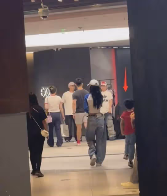 baby帶娃逛街被偶遇，6歲小海綿身高超過媽媽腰間，被贊活潑可愛