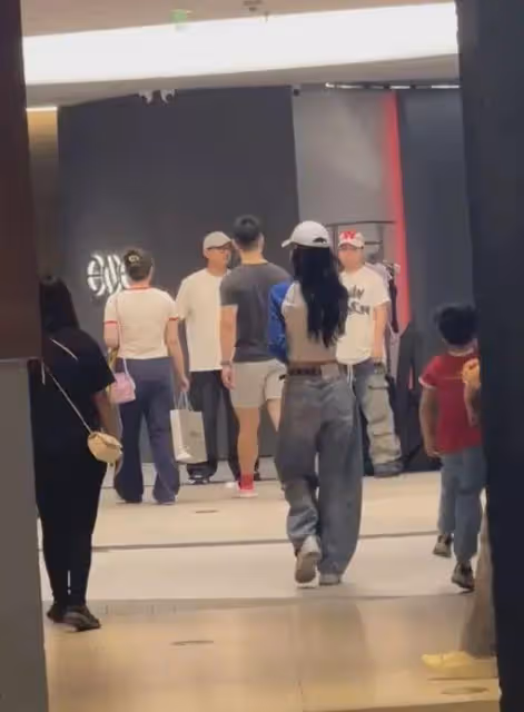baby帶娃逛街被偶遇，6歲小海綿身高超過媽媽腰間，被贊活潑可愛