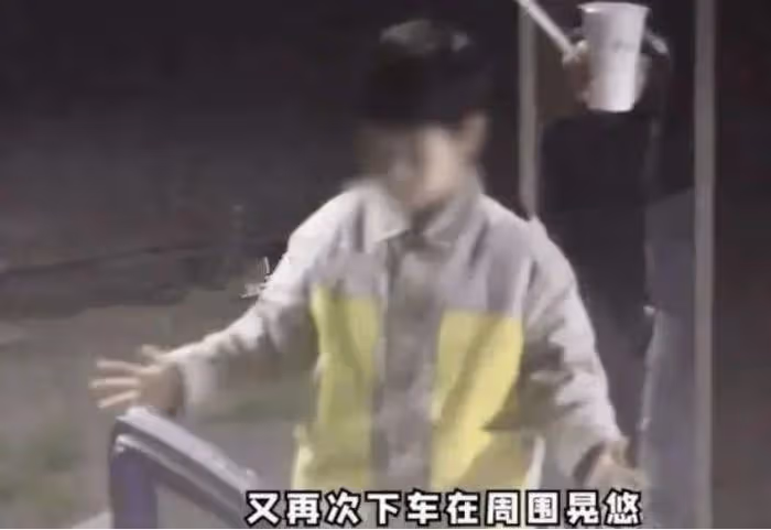 baby帶娃逛街被偶遇,6歲小海綿身高超過媽媽腰間,被贊活潑可愛