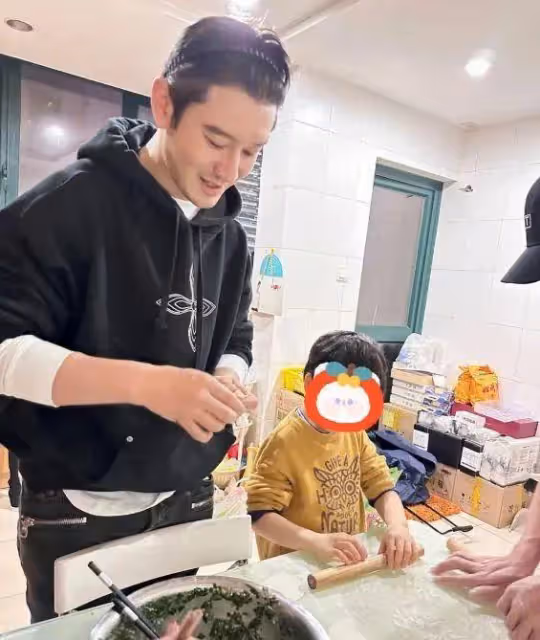 baby帶娃逛街被偶遇,6歲小海綿身高超過媽媽腰間,被贊活潑可愛