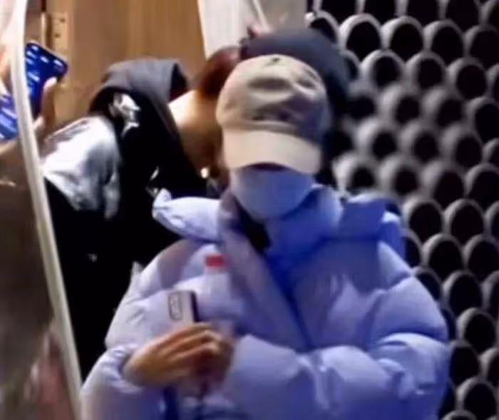 baby帶娃逛街被偶遇,6歲小海綿身高超過媽媽腰間,被贊活潑可愛