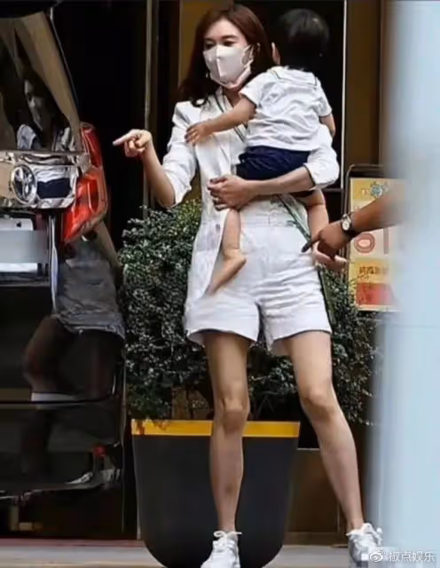 林志玲一家三口首同框!小腿淤青瘦得像竹竿,混血兒子全身照曝光