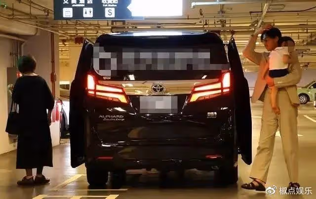 林志玲一家三口首同框!小腿淤青瘦得像竹竿,混血兒子全身照曝光