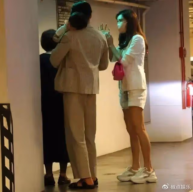 林志玲一家三口首同框!小腿淤青瘦得像竹竿,混血兒子全身照曝光