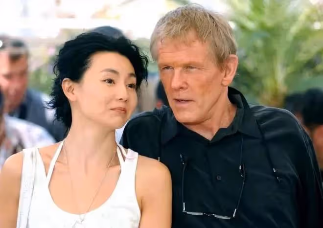 張曼玉太勇了!直接穿跨欄背心走坎城紅毯,比穿禮服還要驚艷迷人