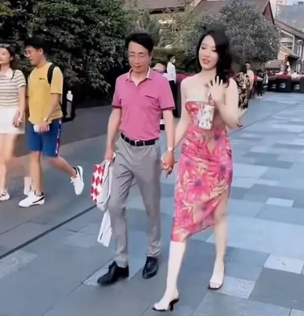 董小姐已有大17歲男友,本人點贊相關微博,疑似要追究攝影師責任