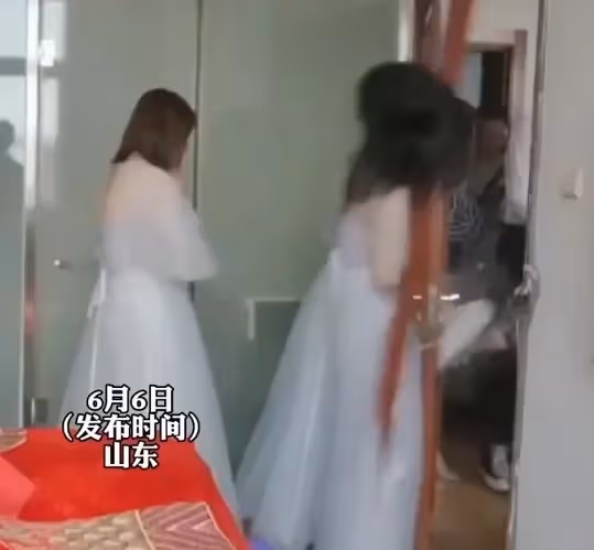 迎親現場伴娘擋門要紅包 伴郎不慎連人帶門踹飛