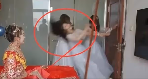 迎親現場伴娘擋門要紅包 伴郎不慎連人帶門踹飛
