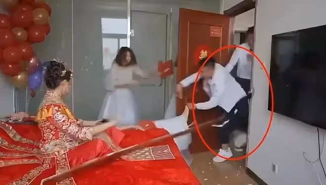 迎親現場伴娘擋門要紅包 伴郎不慎連人帶門踹飛