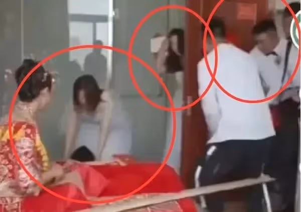 迎親現場伴娘擋門要紅包 伴郎不慎連人帶門踹飛