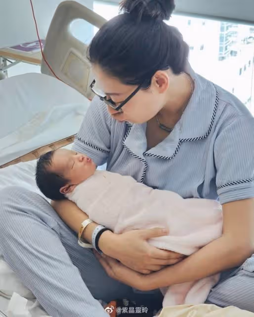 曹雲金前任江若琳一索得子,甜曬三口之家全家福,新生兒側顏驚艷