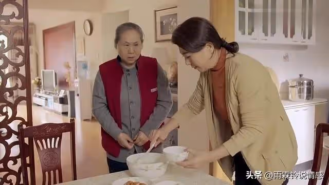 離婚回家當全職女兒,頓頓紅燒肉孝敬父母,不到半月爸媽棄房離去!