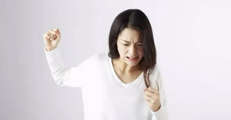 男友帶我回老家談婚事,公公端上來一盆魚湯,我一腳把飯桌給踢翻轉身就走了
