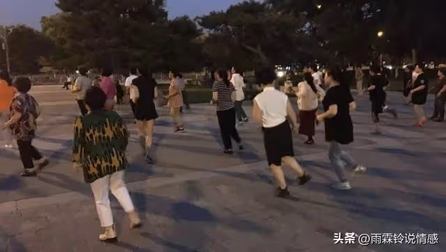 大媽帶全家去旅遊,親家非得跟去,一周不到,家裡四口變一口!