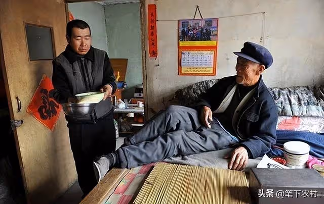 80歲公公住我家13年沒給過一分錢,他下葬的第五天,律師來到家裡