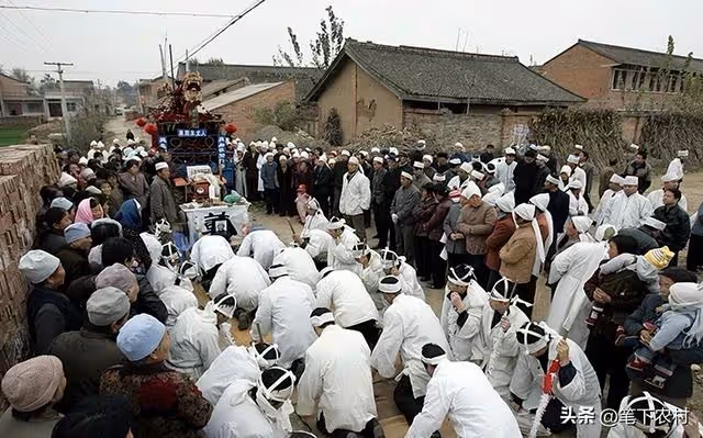 80歲公公住我家13年沒給過一分錢,他下葬的第五天,律師來到家裡